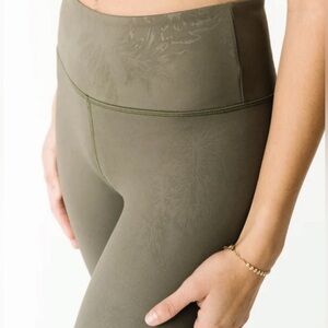 ZYIA Active Forest Foliage Light n Tight‎ Hi-Rise 7/8  24 inch Green Size 2